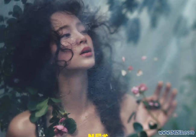 欧阳娜娜穿抹胸上衣秀齐备肩线 鬈发造型俏皮可人