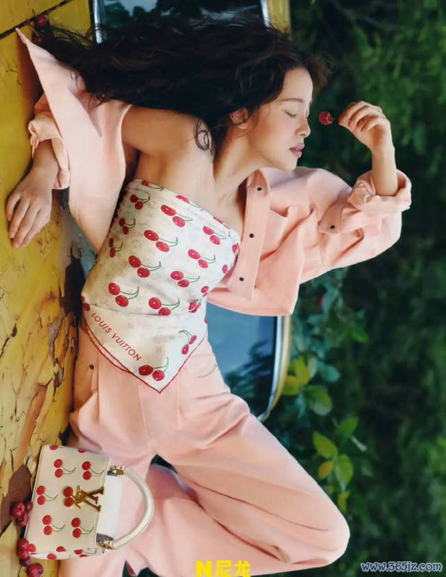 欧阳娜娜穿抹胸上衣秀齐备肩线 鬈发造型俏皮可人