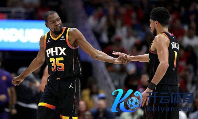 双星能干!杜兰特干拔强投西亚卡姆 随后再助布克篮下刚硬打进