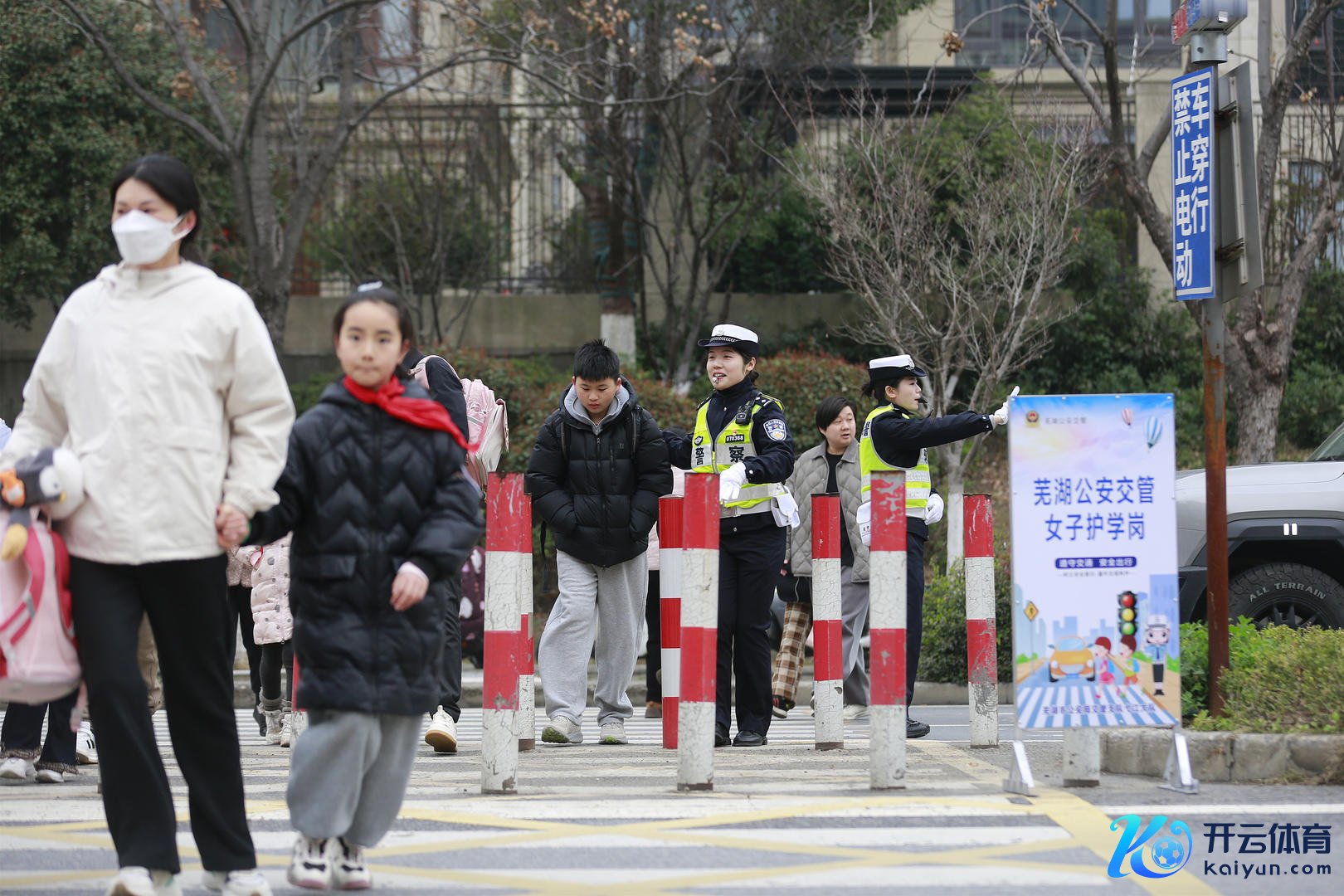 ↑2026年3月5日，芜湖一小学校门口。图据视觉中国